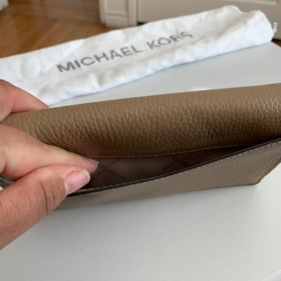 Michael Michael Kors Izzy Large Slim Wallet (Tan) - Picture 5 of 5